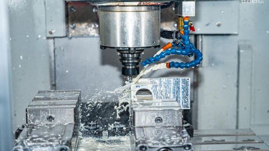 Centra frezarskie i frezarki CNC: Precyzyjna obróbka dla Twojej produkcji