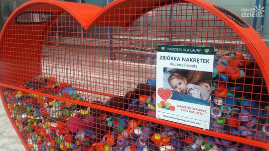 CH Mrówka włączyło się w zbiórkę dla Laury. Przed centrum handlowym stanęło serce na nakrętki.