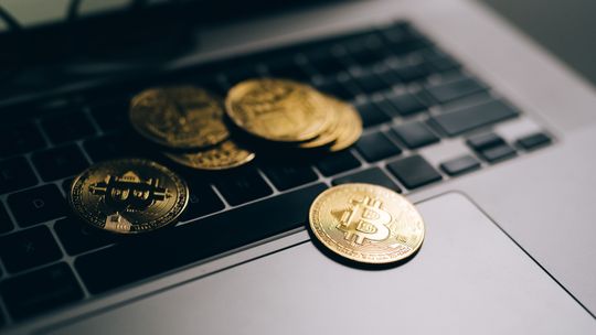 Bitcoiny na laptopie