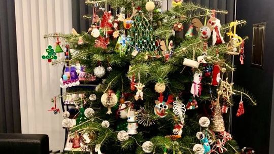 Choinka pełna pięknych ekologicznych ozdób
