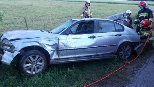 Chrościce. BMW w rowie, kierowca w szpitalu