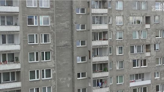 Ciechanów: 20-latka wypadła z okna, policja bada sprawę