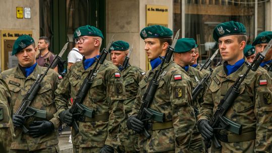 Młodzi żołnierze w mundurach polowych
