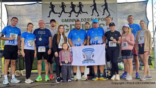 Reprezentanci CIECHANÓW BIEGA z medalami po zawodach w Grudusku