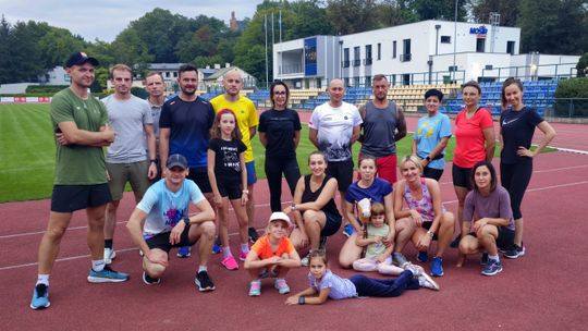 Grupa Ciechanów Biega po treningu na stadionie miejskim w Ciechanowie