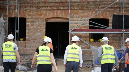 Ciechanów. Budowa zabytkowego młyna nabiera tempa