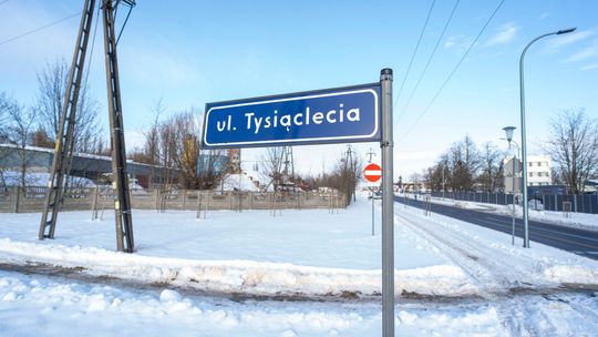 Tablica z nazwą ulicy "Tysiąclecia"