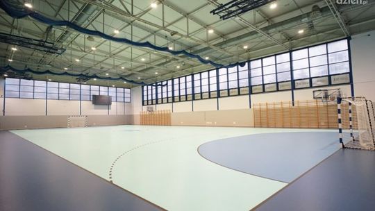 Ciechanów. Nowa nawierzchnia w miejskiej hali sportowej