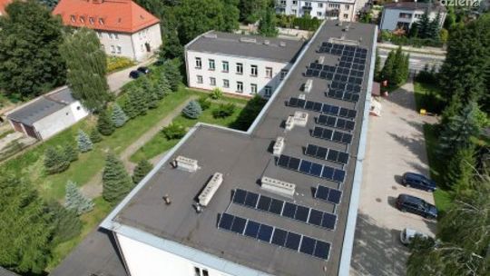 Ciechanów. Panele fotowoltaiczne pojawiły się na kolejnych miejskich szkołach
