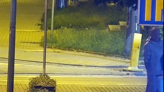 Mężczyzna poszukiwany przez policję w Ciechanowie w związku ze zniszczeniem rolet antywłamaniowych.