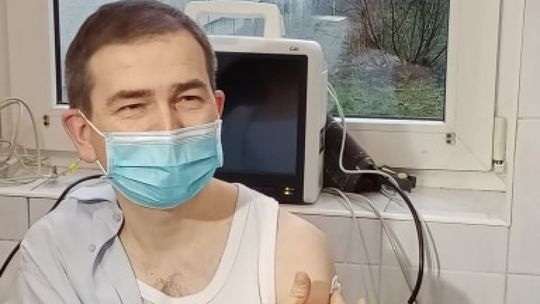 Ciechanów rozpoczął szczepienia przeciwko Covid-19. Dyrektor szpitala pacjentem zero