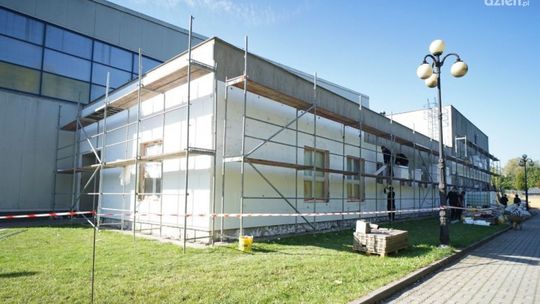 Ciechanów. Ruszył remont elewacji miejskiej hali sportowej