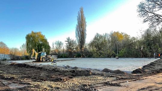Ciechanów.  Ruszyła budowa boiska przy Zespole Szkół nr 2