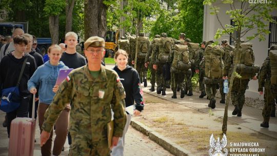 Ciechanów: Ruszyły "Wakacje z WOT" – przyszli terytorialsi już szkolą się w koszarach.
