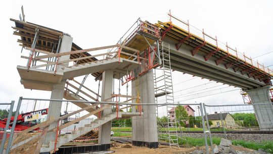 Ciechanów. Trwa budowa wiaduktu pieszo-rowerowego