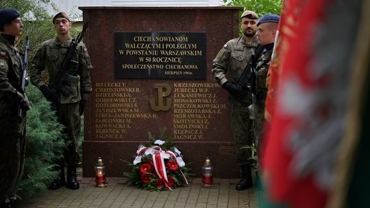 Pomnik Powstańców Warszawskich podczas obchodów rocznicy