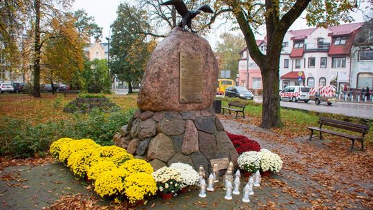 Ciechanów. Urząd Miasta kupił kwiaty od sprzedających przy cmentarzu.