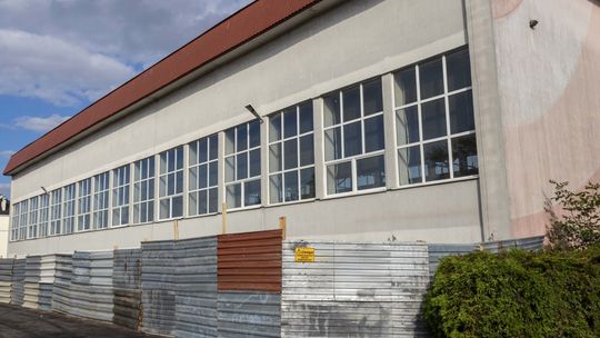 Budynek Szkoły Podstawowej nr 3 w Ciechanowie podczas prac termomodernizacyjnych.