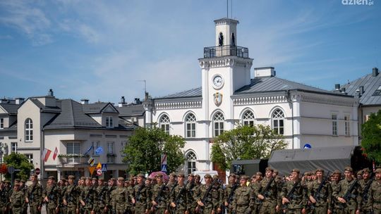 Ciechanów. Wojskowa przysięga przed ratuszem