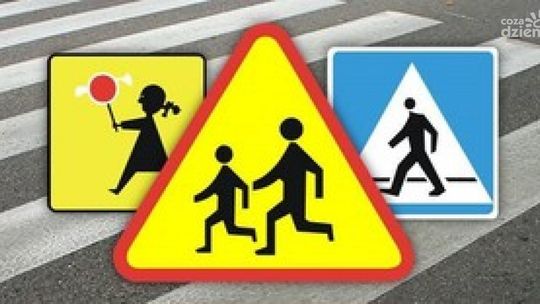Ciechanowscy policjanci sprawdzają oznakowanie w rejonie szkół