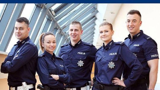 Ciechanowscy policjanci zachęcają maturzystów do pracy w służbach mundurowych