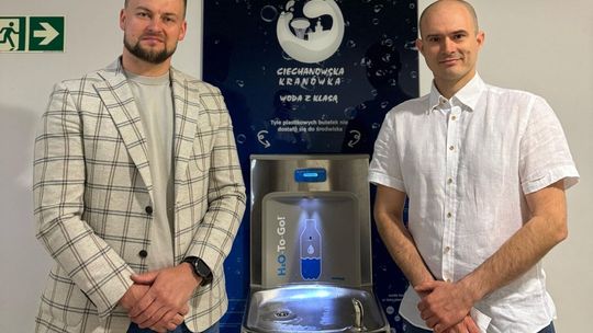 Ciechanowska Kranówka wspiera sportowców. Nowe poidełko w hali MOSiR – Jurand i ZWiK razem przeciw plastikowi!