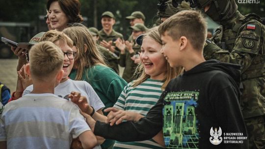 Ciechanowskie Koszary w Rękach Dzieci: Dzień Dziecka z Wojskowymi