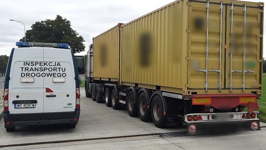 Kontrola długiej ciężarówki przy trasie S7 w Glinojecku