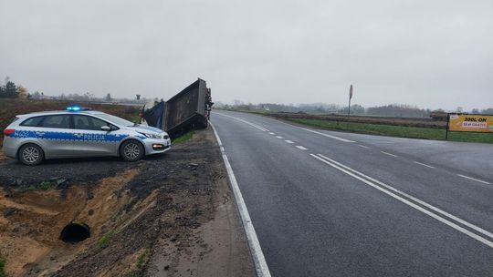 Ciężarówka w rowie na krajowej siódemce