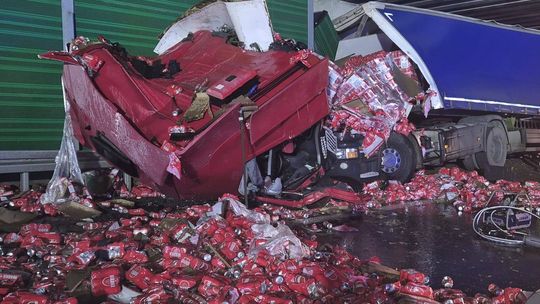 Ciężarówka zablokowała trasę na Gdańsk, towar wysypał się na drogę. Wypadek na S7 w Szczytnikach. Rozbita ciężarówka i wysypany towar