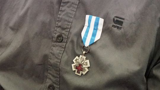 Medal zasłużony dla narodu przypięty do ubrania honorowego dawcy krwi