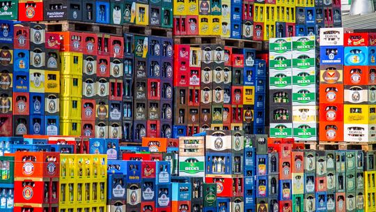 Skrzynki z alkoholem w hurtowni