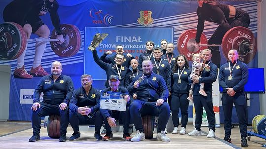 Drużyna CLKS Mazovia Ciechanów z medalami i pucharem za Drużynowe Mistrzostwo Polski w podnoszeniu ciężarów 2025.