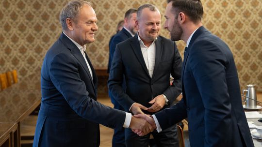 Premier Tusk wita sie z prezydentem Ciechanowa Kosińskim