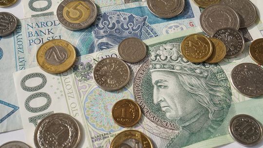Coraz więcej stulatków otrzymuje świadczenie honorowe z ZUS