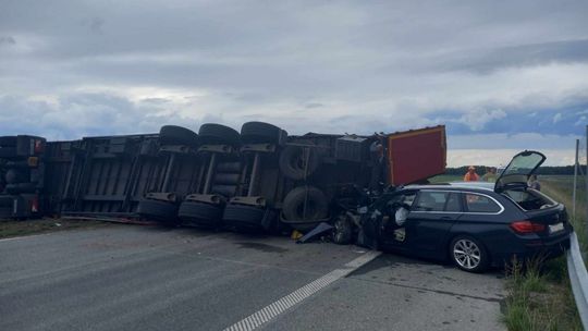 Cudem nikt nie ucierpiał. Osobówką wjechał prosto w leżącą na drodze ciężarówkę 