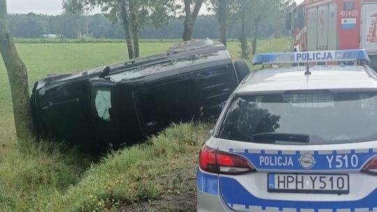 Zdarzenie drogowe w Mieszkach Wielkich z udziałem pojazdu land rover