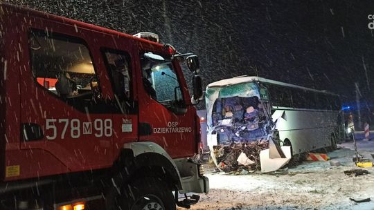 Czołowe zderzenie autobusu szkolnego i ciężarówki