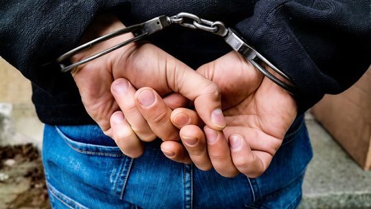 Kajdanki na nadgarstkach zatrzymanego