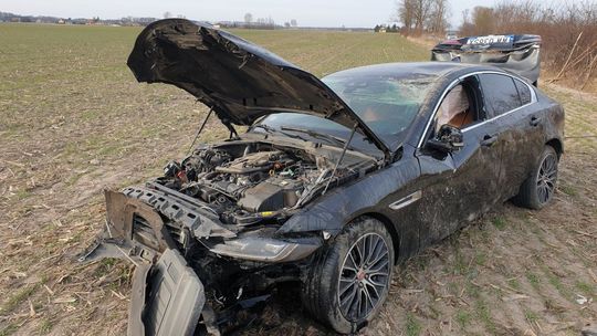 Dachował Jaguarem, za kierownicą 22-latek z powiatu ciechanowskiego
