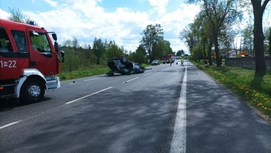 Dachowanie na siódemce. Kompletnie pijany kierowca wypadł z samochodu