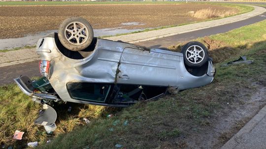 Dachowanie w Chrzanówku. Kierowca trafił do szpitala