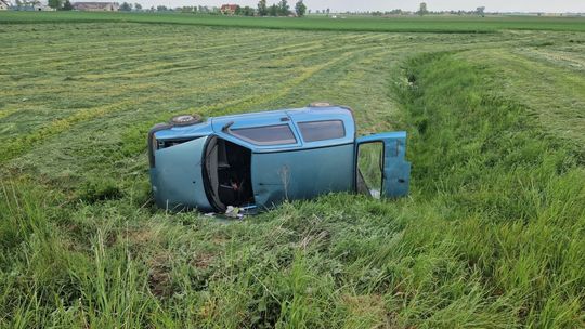 Dachowanie w Mchowie! Pijany kierowca spowodował kolizję łamiąc sądowy zakaz 