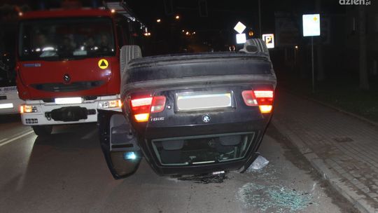Dachowanie w Mławie, nie wiadomo kto kierował autem