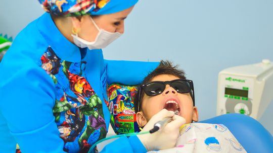 Dentystka leczy zęby chłopca