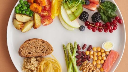 Dlaczego catering dietetyczny z dostawą to idealny sposób zdrowego odżywiania?