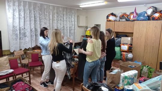 Do siedziby ciechanowskiej lewicy spływają pierwsze dary dla mieszkańców Ukrainy