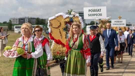 Korowód dożynkowy i wieńce podczas Dożynek Wojewódzkich 2025 w Płońsku
