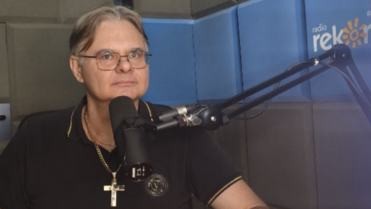 Dr n. med. Tomasz Poboży w studiu radiowym