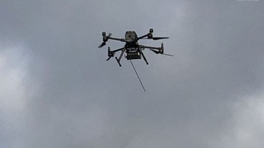 Dron już rozdaje mandaty w Ciechanowie. "Trujesz siebie i sąsiadów"
